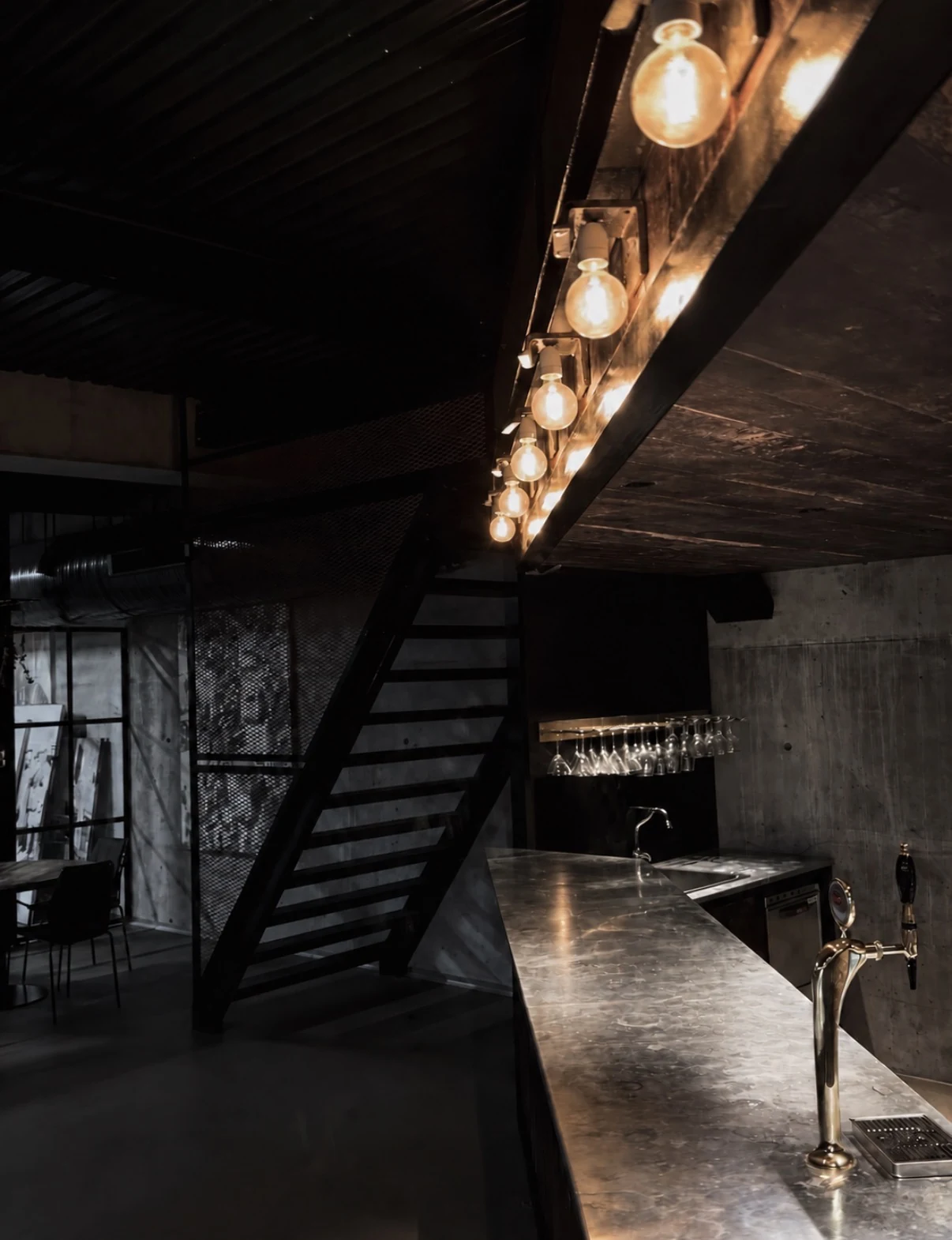 STUDIOP bar- og opholdsmiljø med metalbar og trappe